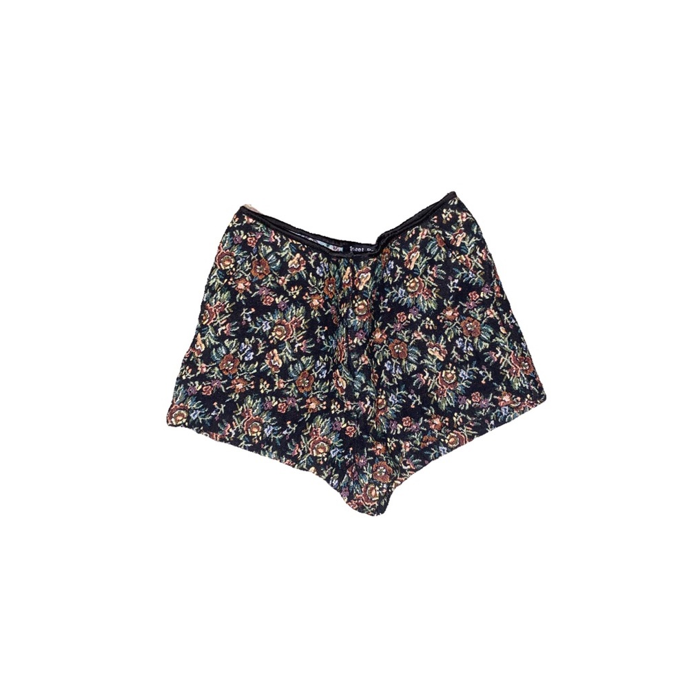 👣 Y2K 2016 high waisted floral shorts.